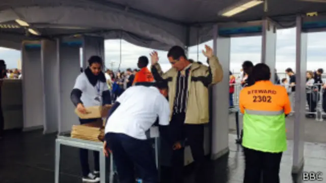 Segurança na entrada do estádio / Crédito da foto: BBC Brasil