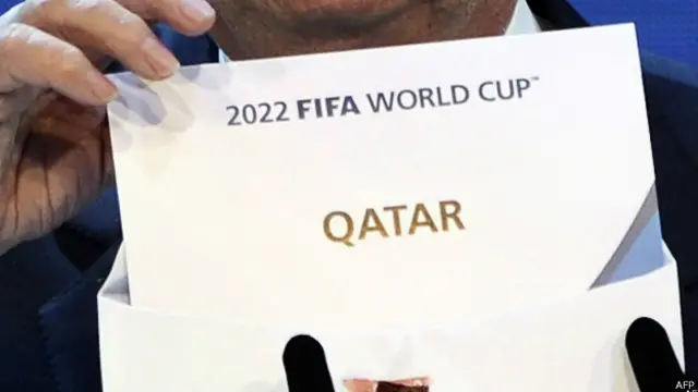 فٹبال کی گورننگ باڈی فیفا کے فیصلے کے مطابق سنہ 2022 کا فٹ بال ورلڈ کپ عرب ملک قطر میں کھیلا جانا ہے