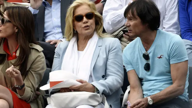 فرانسیسی گلوکارہ سلوی وارٹن (درمیان میں) بھی ایک میچ میں کھلاڑیوں کی حوصلہ افزائی کے لیے موجود تھیں۔