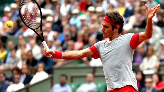 سوئٹزرلینڈ کے کھلاڑی راجر فیڈرر تیسرے دور کے اپنے میچ میں لاٹویا کے کھلاڑی کو ریٹرن دیتے ہوئے نظر آ رہے ہیں۔