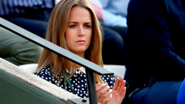 برطانوی ٹینس کھلاڑی اینڈی مرے کی گرل فرینڈ کم سیئرز ایک میچ کے دوران جرمنی کے کھلاڑی کے خلاف ان کی حوصلہ افزائی کرتی نظر آئيں۔