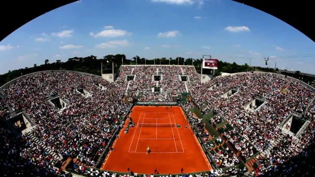 فرانس کے شہر پیرس میں فرنچ اوپن ٹینس مقابلوں کے آٹھ دن پورے ہو چکے ہیں جہاں دنیا کے سرکردہ ٹینس کھلاڑی اپنے کھیل کا مظاہرہ کر رہے ہیں۔ کورٹ سوزان کا ایک منظر جہاں اٹلی کے فیبیو فیگنینی اور فرانس کے گیل مینفل کا مقابلہ ہوا تھا۔