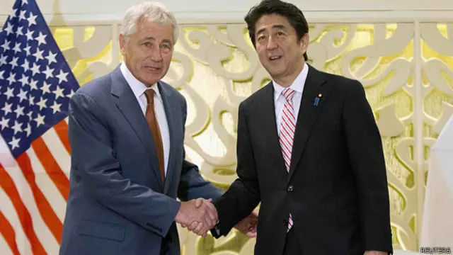 哈格尔（左）与安倍晋三在新加坡会面（30/5/2014）