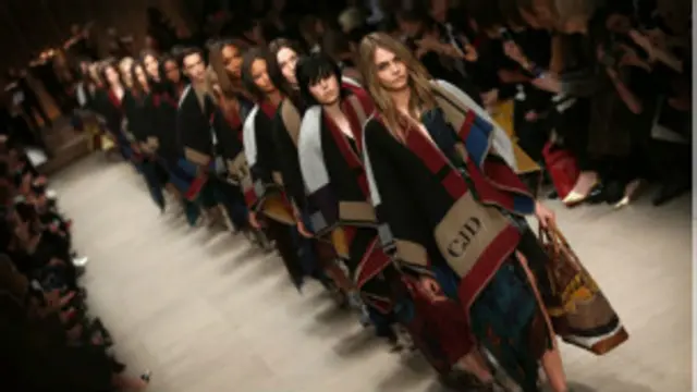 巴宝莉2014秋冬展示最大亮点：众模特名字的首字母缩写织上披肩