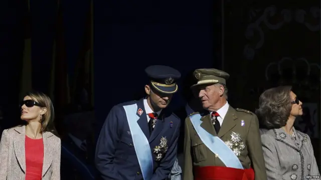 سيتولى العرش من بعد خوان كارلوس نجله، ولي العهد، الأمير فيليبي (46 عاما).