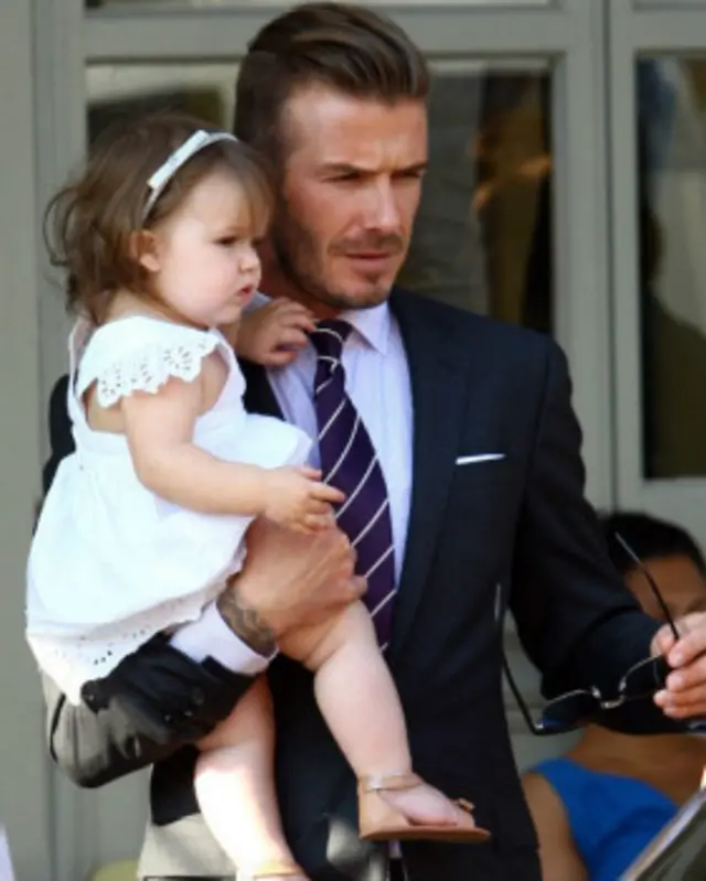 贝克汉姆爱女宠爱以刻印头文字走红的罗马鞋