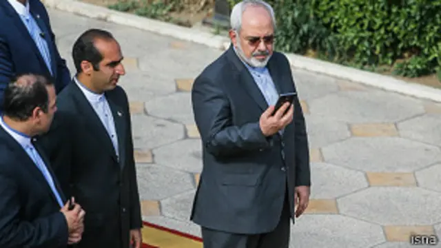 وزیر امور خارجه ایران در مراسم استقبال از امیر کویت با خبرنگاران صحبت کرده