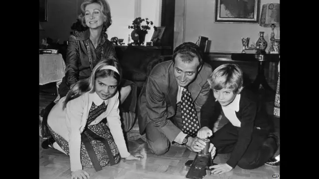 كان خوان كارلوس يعد خلال فترة توليه العرش، أحد أكثر ملوك العالم شعبية، غير أنه فقد ثقة كثير من الأسبان في الفترة الأخيرة.