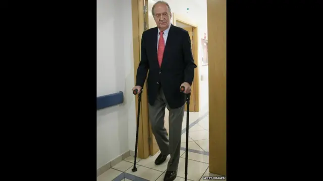 "أبلغني جلالة الملك خوان كارلوس برغبته التنازل عن العرش، وبدء تولي ولي العهد محله"، هذا ما قاله رئيس الوزراء الأسباني ماريانو راخوي في بيان.