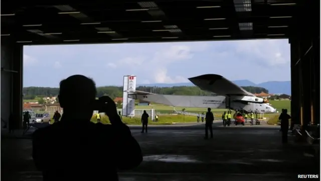 اس کے پروں کے اوپر شمسی توانائی کے 17 ہزار سیل لگے ہوئے ہیں جن سے چار بجلی کی موٹریں 140 کلومیٹر فی گھنٹی کی رفتار سے چلتی ہیں