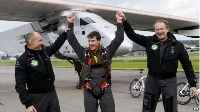 اس تصویر میں مارکس شرڈل کے بائیں جانب برٹرنڈ پیکارڈ اور دائیں جانب آندرے برشبرگرٹ ہیں جن میں سے ایک اس طیارے کو اڑا کر دنیا کے گرد چکر لگائیں گے