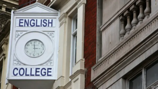 Вивіска "Англійський коледж"