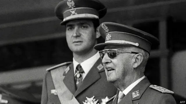 خوان کارلوس (چپ) پس از مرگ فرانکو، دیکتاتور اسپانیایی (راست) بر تخت سلطنت نشست