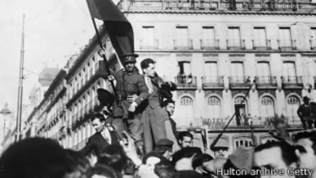 Celebración en las calles por la proclamación de la Segunda República española
