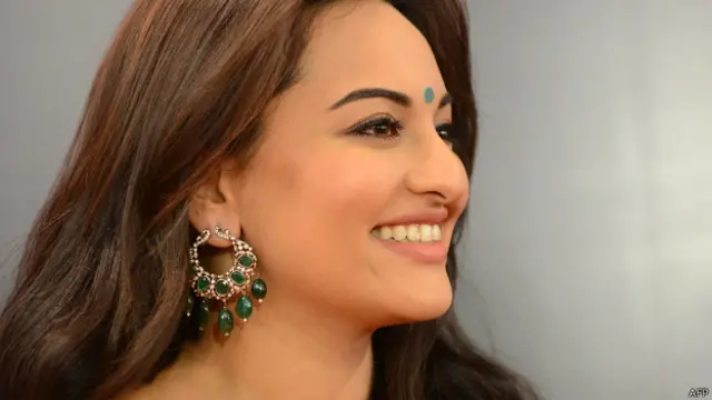 زرین کا کہنا ہے کہ سوناکشی اور ان میں یہی فرق ہے کہ سوناکشی کا انڈسٹری کا بیک گراؤنڈ ہے