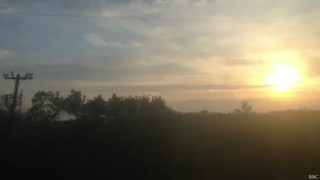 Дивлячись на умиротворені пейзажі за вікном, важко повірити, щоб десь поблизу йдуть бої