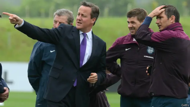 Дэвид Кэмерон с футболистами сборной