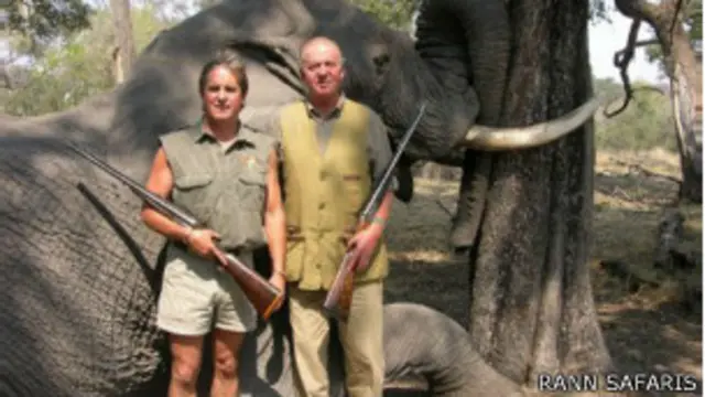 Rey Juan Carlos I en cacería de elefantes