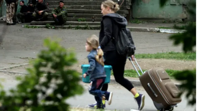随着乌克兰政府军展开“反恐行动”，当地居民开始撤离躲避战火