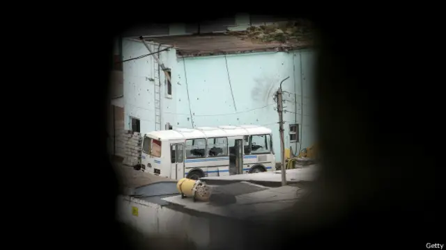 В проеме стены виднеется здание Луганской погранзаставы