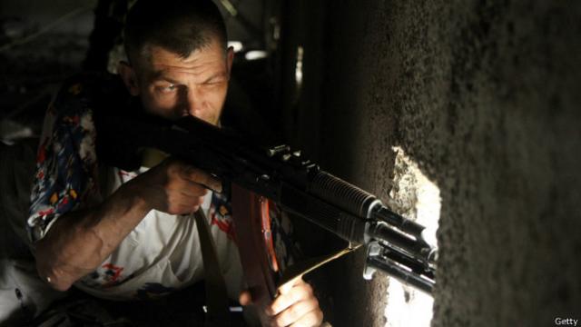 Пророссийский стрелок целится в здание Луганской погранзаставы