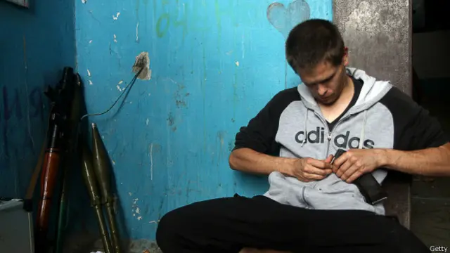 Сепаратист в Луганске заряжает автомат