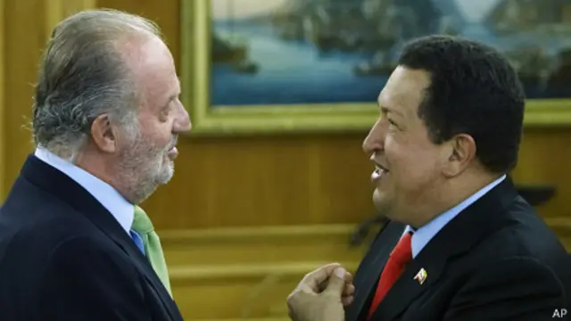 El rey Juan Carlos y el expresidente de Venezuela Hugo Chávez