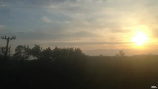 Спокойный пейзаж за окном скрывает факт, что в расположенных рядом городах идут бои