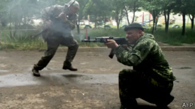 ယူကရိန်း နယ်ခြားစောင့် ဌာနကို တိုက်ခိုက်နေတဲ့ စစ်သွေးကြွအချို့။