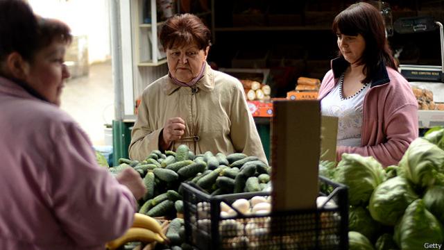 К огорчению покупателей, овощи на рынке Донецка не дешевеют, несмотря на сезон
