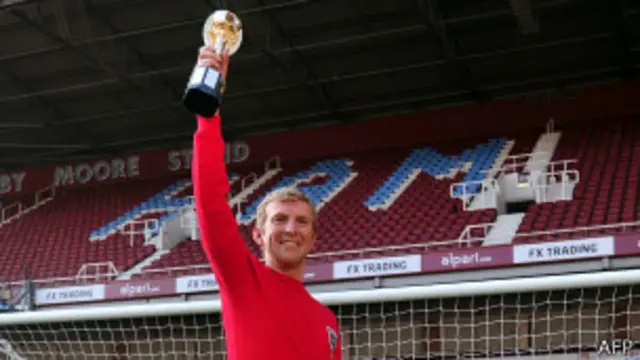 Восковая фигура Бобби Мура