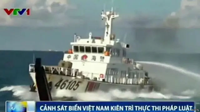 越南官方电视台播出了越中船只6月1日在有争议的南中国海海域中国钻油平台附近追逐及碰撞的画面。