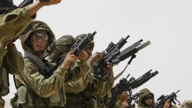 الجيش الإسرائيلي يقول إن عودة استهدف مجموعة جنود بمسدس.