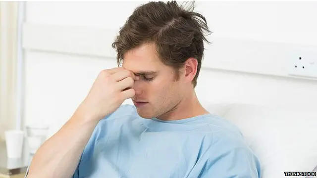 दर्द से परेशान पुरुष