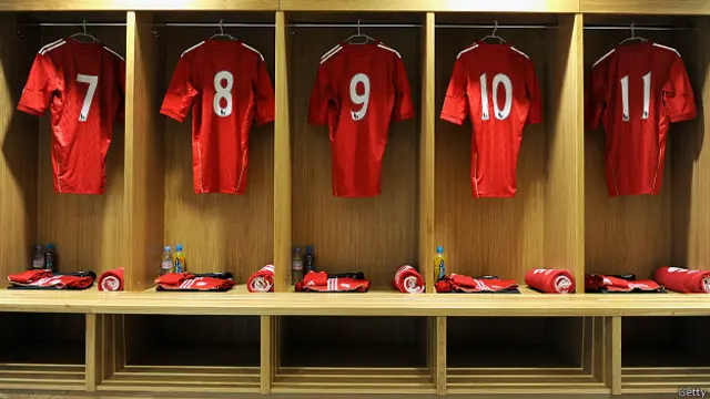 Camisetas de fútbol en un vestuario