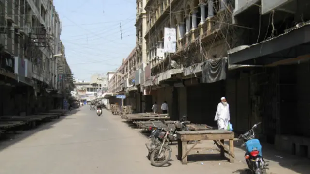 کراچی اور حیدرآباد میں ایم کیو ایم کی گرفتاری کی اطلاعات کے تمام کاروباری و تجارتی مراکز بند ہو گئے ہیں