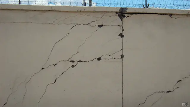 دغه زندان له ښاره په لرې واټن کې ودان شوی، کله چې د بندیانو خپل خپلوان د خپلو بندیانو لیدو کتلو لپاره ورځي، نو ۱۷ کیلومتره واټن باید طی کړي.