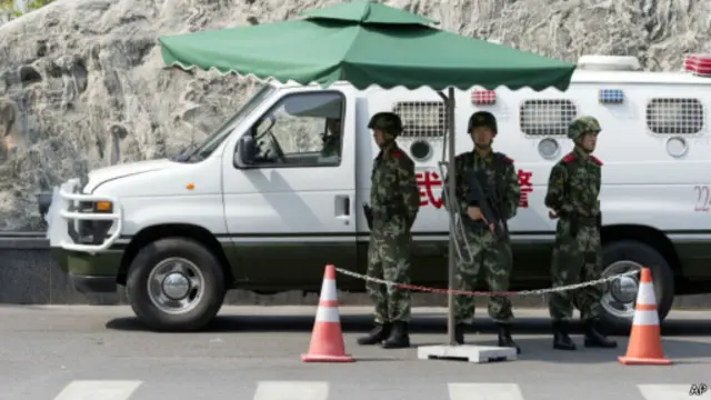 حضور نیروهای امنیتی و خودروهای ویژه در نزدیکی میدان تیانانمن مشهود است