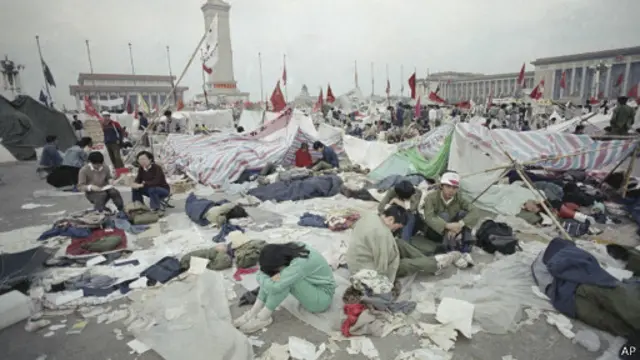 حکومت چین تجمع طرفداران دموکراسی در تیانانمن را با خشونت را متفرق کرد