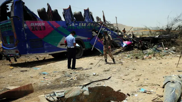 کراچی پولیس کے ایک اہلکار کے مطابق بس ٹرمینل پر کھڑی دو بسیں مکمل طور پر تباہ ہوگئی ہیں جبکہ ایک کو جزوی نقصان پہنچا ہے۔
