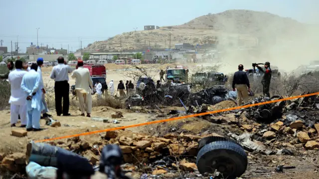 عینی شاہدین کا کہنا ہے کہ طیارہ ہوا ہی میں پھٹ گیا تھا جس سے ملبے کے ٹکرے سارے علاقے میں پھیل گئے۔
