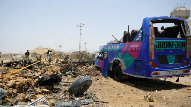 پاکستان ایئر فورس کا ایک ’چھوٹا‘ جنگی طیارہ کراچی میں بلدیہ ٹاؤن ایریا میں بس ٹرمینل پر گر کر تباہ ہو گیا ہے۔