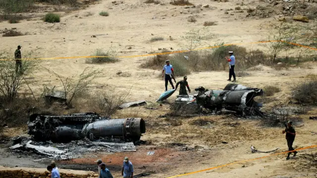 ہلاک ہونے والوں میں دو پائلٹ اور ایک عام شہری شامل ہیں۔
