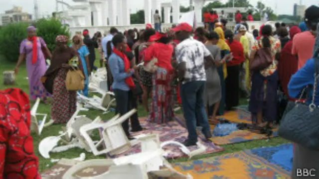 Manifestación con sillas rotas