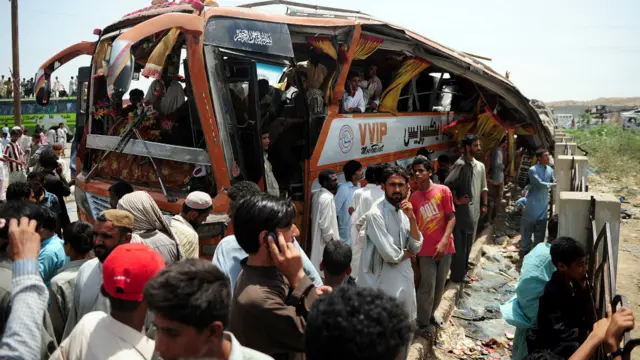 طیارہ گرنے سے تین افراد ہلاک اور آٹھ زخمی ہو گئے۔