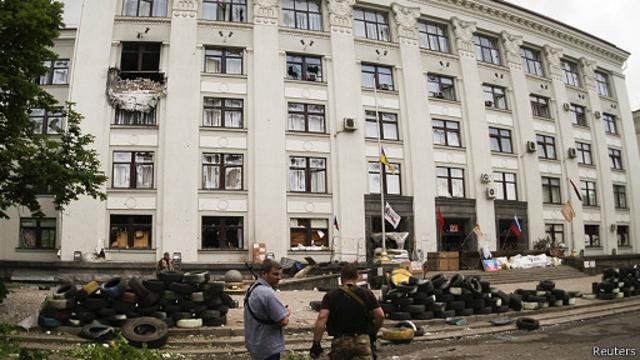 Поврежденное здание ОГА в Луганске