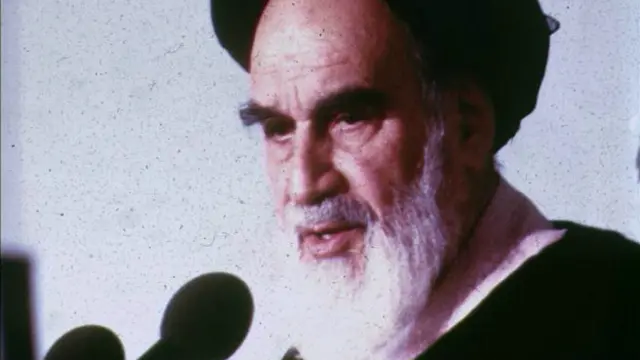 روح اللہ خمینی کے دادا تقریباً 40 برس کی عمر میں اودھ کے نواب کے ساتھ زیارتوں کے لیے پہلے عراق گئے اور پھر وہاں سے ایران کے مذہبی مقامات کی زیارت کی۔ اسی سفر کے دوران وہ ایران کے خمین نام کے گاؤں میں بس گئے