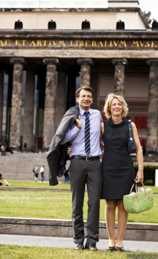 Pareja pasea después del trabajo en Berlín