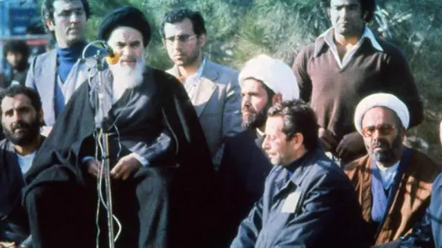 ایران کے اراك اور قم شہر کی دینی درس گاہوں کے مراکز میں درس و تدریس کے دوران ہی وہ ایران کے شاہی سیاسی نظام کی مخالفت کرنے لگے اور اس کی جگہ اسلامی نظام کی بات کی