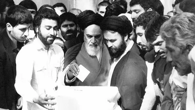 شاہ محمد رضا پہلوی کے ملک چھوڑنے کے 15 روز بعد خمینی تقریباً 14 برس کی جلاوطنی کے بعد یکم فروری 1979 کو ایران واپس آئے اور ایران میں شہنشاہیت کی جگہ اسلامی جمہوریہ قائم کی